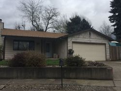 Pre-foreclosure in  E HEMLOCK LN Newberg, OR 97132