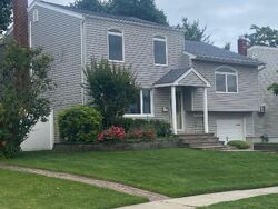 Pre-foreclosure in  OPAL DR Plainview, NY 11803