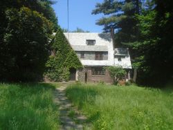 Pre-foreclosure in  ELIZABETH ST Hartford, CT 06105