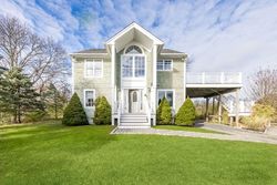 Pre-foreclosure Listing in FURNESS RD MONTAUK, NY 11954