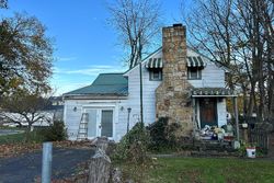 Pre-foreclosure Listing in MAPLE ST VESTAL, NY 13850