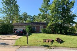 Pre-foreclosure in  PROMONTORY DR Florence, KY 41042