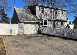 Pre-foreclosure in  FIELD PL Huntington Station, NY 11746
