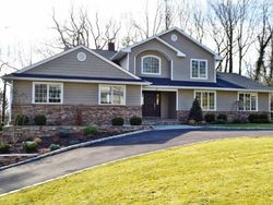 Pre-foreclosure in  PEACH DR Roslyn, NY 11576
