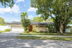 Pre-foreclosure in  POINCIANA CT Hialeah, FL 33014