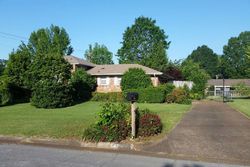 Pre-foreclosure in  CHICKASAW DR Florence, AL 35630