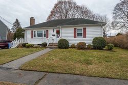 Pre-foreclosure Listing in FOSTERS LN WAKEFIELD, MA 01880