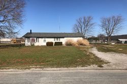 Pre-foreclosure in  W VANDEVEER ST Taylorville, IL 62568