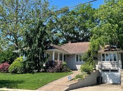Pre-foreclosure in  ARMS AVE Merrick, NY 11566