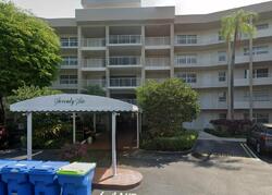 Pre-foreclosure in  OAKS CLUBHOUSE DR  Pompano Beach, FL 33069