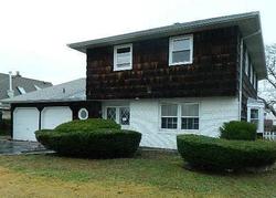 Pre-foreclosure in  PIPER CT West Islip, NY 11795