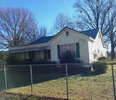 Pre-foreclosure in  HENDERSON ST Greenwood, SC 29646