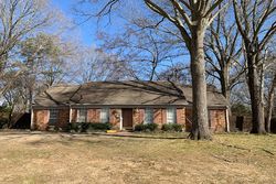 Pre-foreclosure in  CLUBVIEW DR Memphis, TN 38125