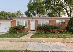 Pre-foreclosure in  E PALATINE RD Palatine, IL 60074