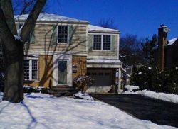 Pre-foreclosure in  BRIAR PL Libertyville, IL 60048