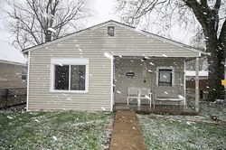 Pre-foreclosure in  OHIO AVE Columbus, IN 47201