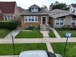 Pre-foreclosure in  W FITCH AVE Chicago, IL 60645