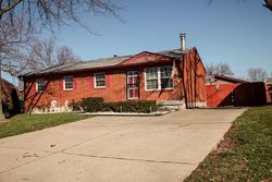 Pre-foreclosure in  GLENVIEW RD Louisville, KY 40229