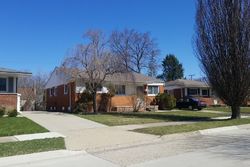 Pre-foreclosure in  HICKORY AVE Royal Oak, MI 48073