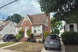 Pre-foreclosure in  LAUREL PL Valley Stream, NY 11580