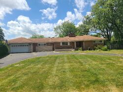 Pre-foreclosure in  LEONARD DR Darien, IL 60561
