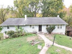 Pre-foreclosure in  E OLD STATE RD Sellersville, PA 18960