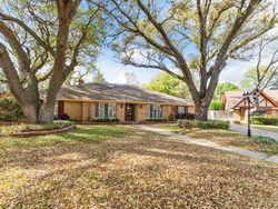 Pre-foreclosure in  WESTADOR DR Arlington, TX 76015