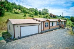 Pre-foreclosure in  CEGAVSKE LN Roseburg, OR 97470