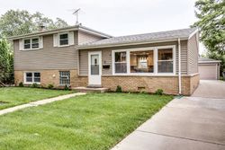 Pre-foreclosure in  WINDSOR DR Des Plaines, IL 60018