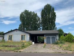 Pre-foreclosure in  CANDLELIGHT DR Eugene, OR 97402