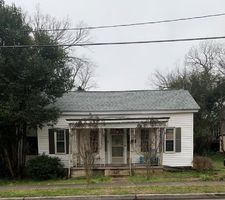 Pre-foreclosure in  CHURCH ST Abbeville, SC 29620