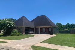 Pre-foreclosure in  SHADOWOOD DR Baton Rouge, LA 70812