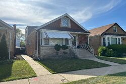 Pre-foreclosure in  ELMWOOD AVE Berwyn, IL 60402