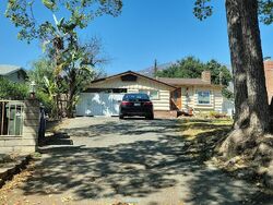 Pre-foreclosure in  E PINE ST Altadena, CA 91001