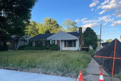 Pre-foreclosure in  ABINGTON AVE Detroit, MI 48227