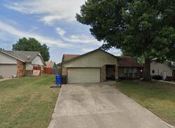 Pre-foreclosure in  W SOUTH PARK ST Broken Arrow, OK 74011