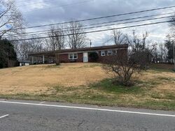 Pre-foreclosure in  JAMESTOWN RD Morganton, NC 28655