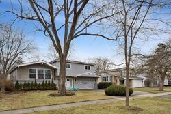 Pre-foreclosure in  MCCRAREN RD Highland Park, IL 60035