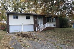 Pre-foreclosure in  LAKELAND DR Galesburg, IL 61401