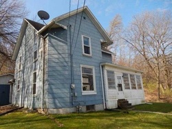 Pre-foreclosure in  5TH AVE Moline, IL 61265