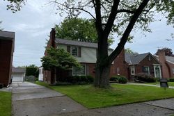 Pre-foreclosure in  LOCHMOOR ST Harper Woods, MI 48225