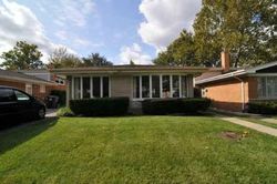 Pre-foreclosure in  LONG RD Glenview, IL 60025