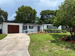Pre-foreclosure in  SAINT ANDREWS DR Sarasota, FL 34243