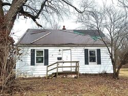 Pre-foreclosure in  AGNES BLVD Alton, IL 62002