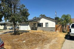Pre-foreclosure in  LINDSAY DR Bakersfield, CA 93304