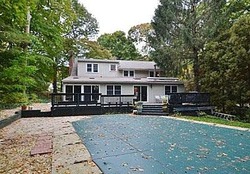 Pre-foreclosure in  DOLORES LN Northport, NY 11768