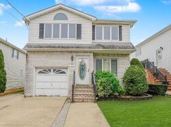Pre-foreclosure in  MCBAINE AVE Staten Island, NY 10309
