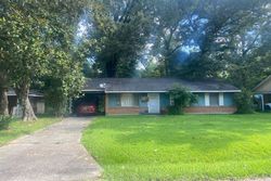 Pre-foreclosure in  N HARVEY DR Baton Rouge, LA 70815