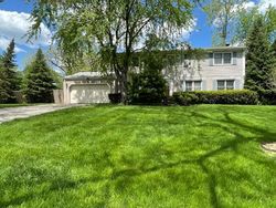 Pre-foreclosure in  NILES AVE Lake Forest, IL 60045