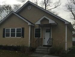 Pre-foreclosure in  STEELE PL Amityville, NY 11701